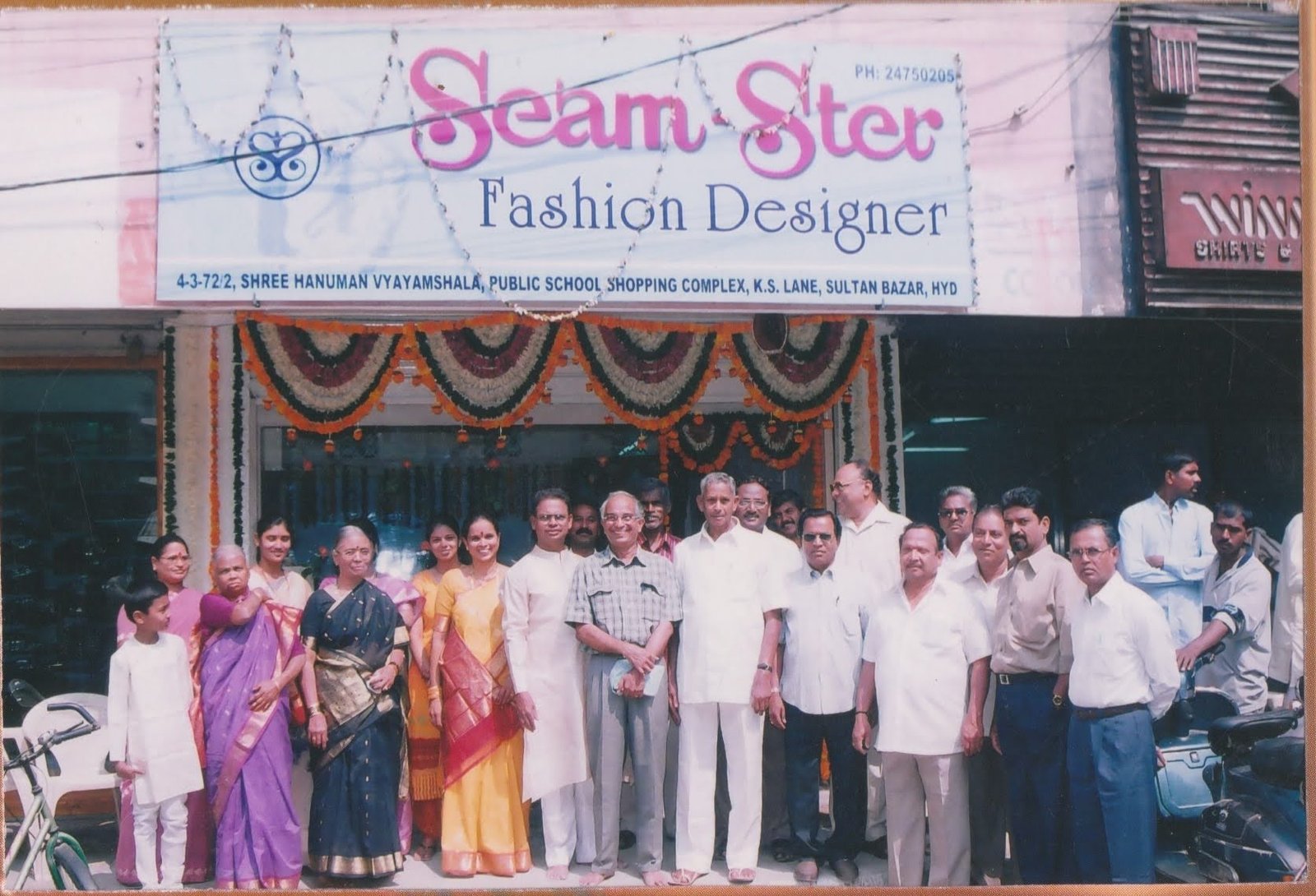 2004 - Store front, group photo